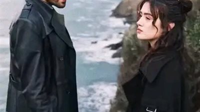 له وجهان مختلفان 