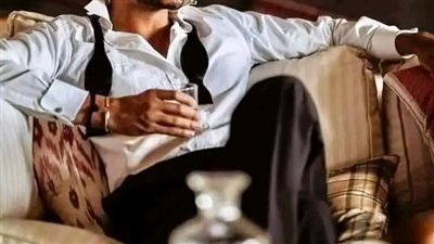 كأن يعمل شاب في محل حلويات 