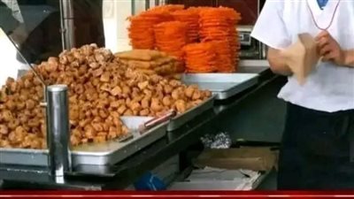 كان هناك شاب يعمل في محل حلويات 