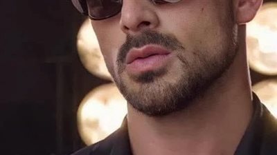 جلسا معي يوم الخطوبه 